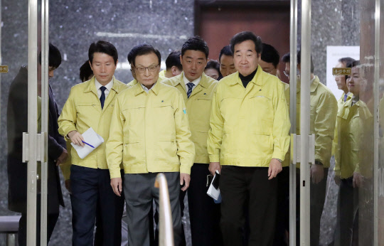 16일 서울 여의도 국회에서 열린 더불어민주당 신종 코로나바이러스 감염증(코로나19) 국난극복위원회 회의에 이낙연(오른쪽) 위원장과 이해찬(왼쪽 두번째) 당 대표 등이 참석하고 있다.    연합뉴스